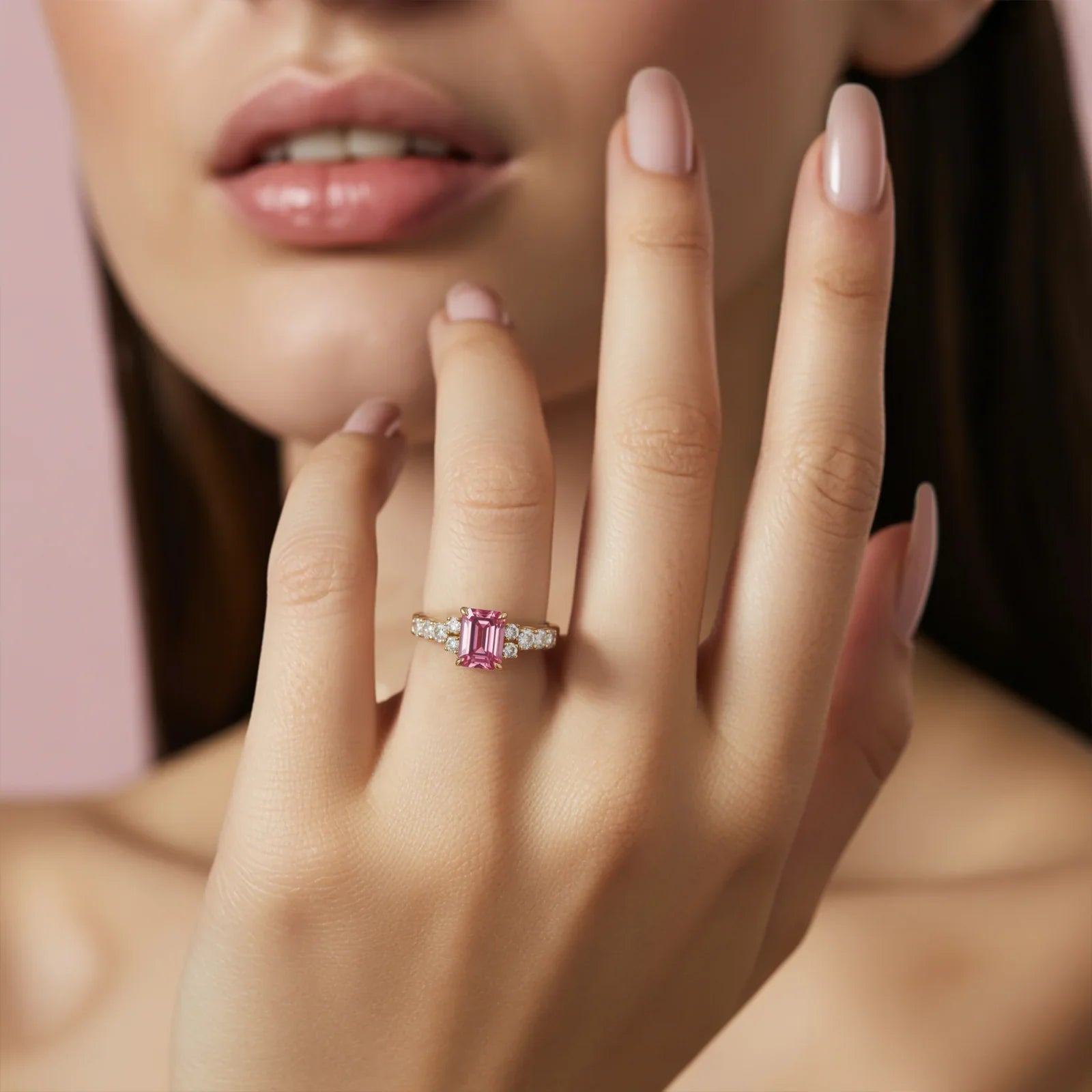 Der Adelina Rae Ring mit smaragdgeschliffenem rosa Edelstein