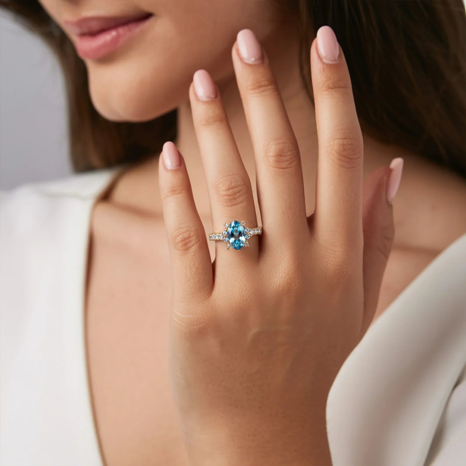 Der Caterina-Ring mit blauem Edelstein im Marquise-Schliff