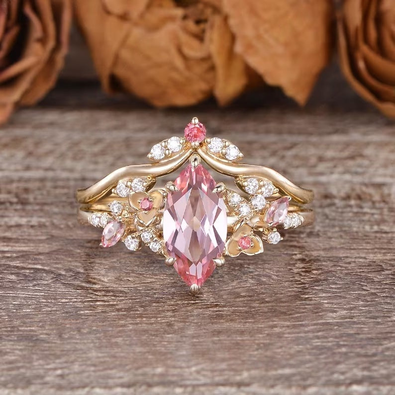 Virelia Vintage Ring mit smaragdgeschliffenem, verschlungenem Zweig und rosa Edelstein