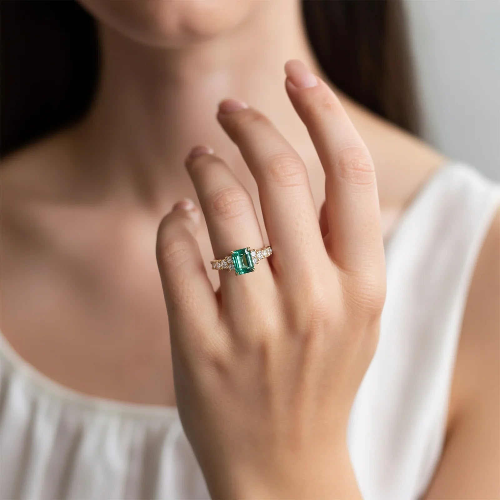 Der Adelina Rae Ring mit smaragdgeschliffenem grünem Edelstein