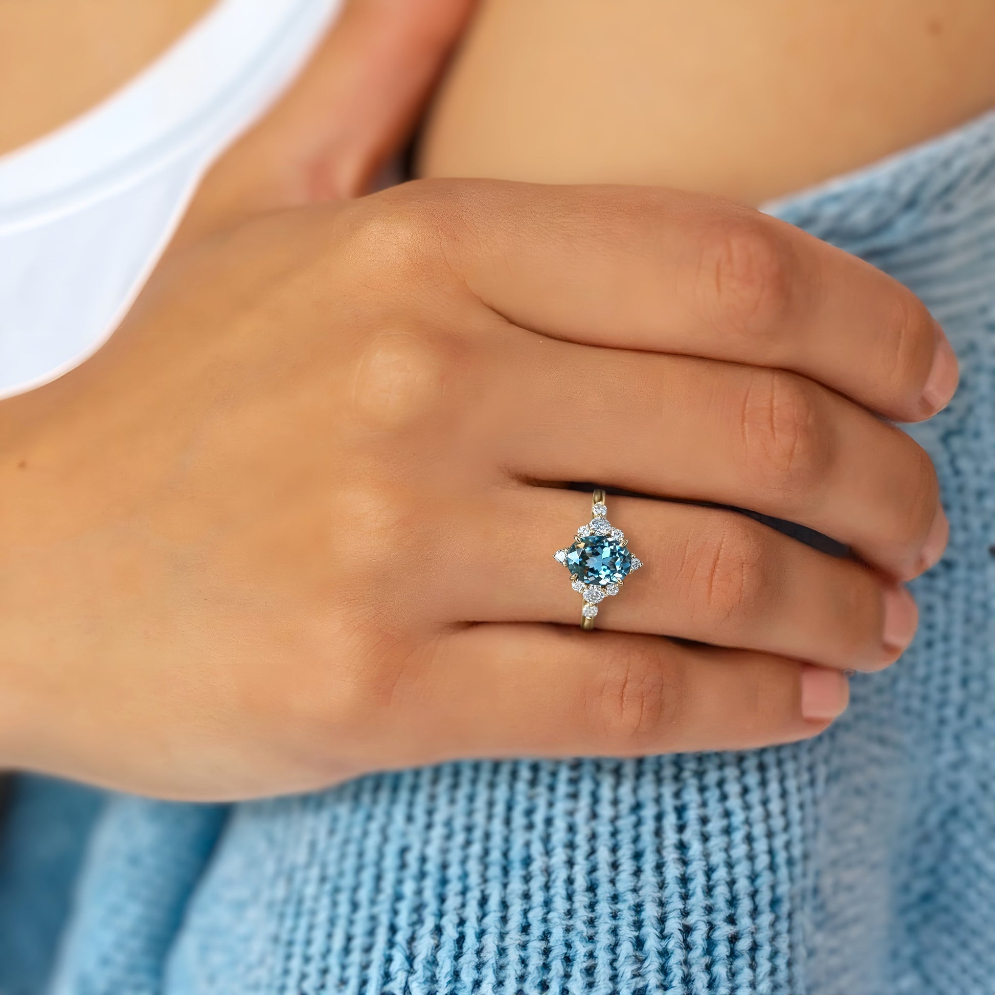 Carlotta Ring mit ovalem, blauem Edelstein