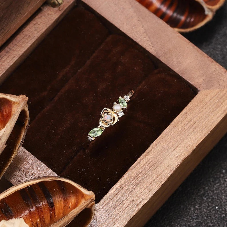 Virelia Vintage Ring mit smaragdgeschliffenem, verschlungenem Zweig und rosa Edelstein