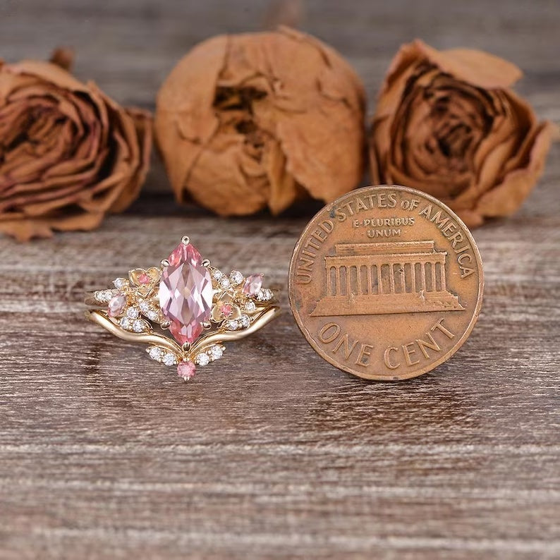 Virelia Vintage Ring mit smaragdgeschliffenem, verschlungenem Zweig und rosa Edelstein