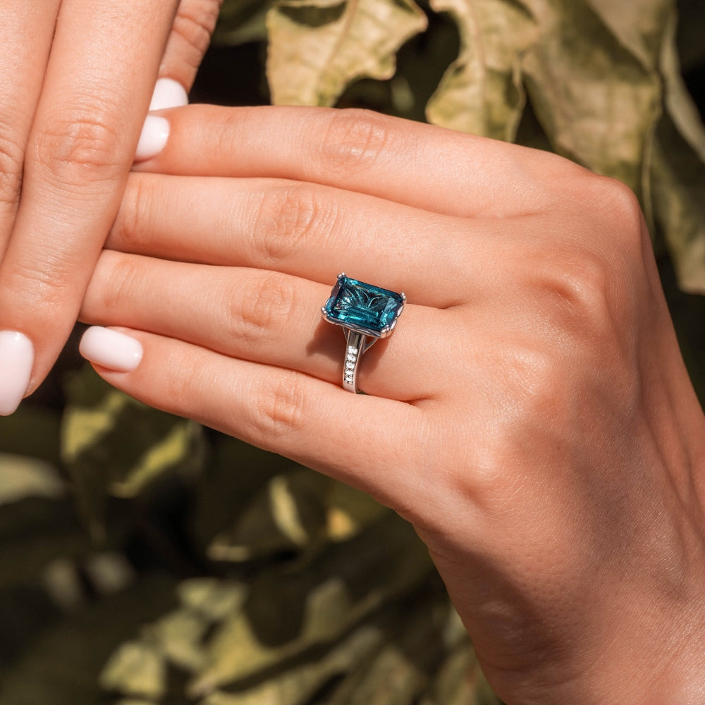 Ring mit smaragdgrünem Edelstein im Azure Dream-Schliff