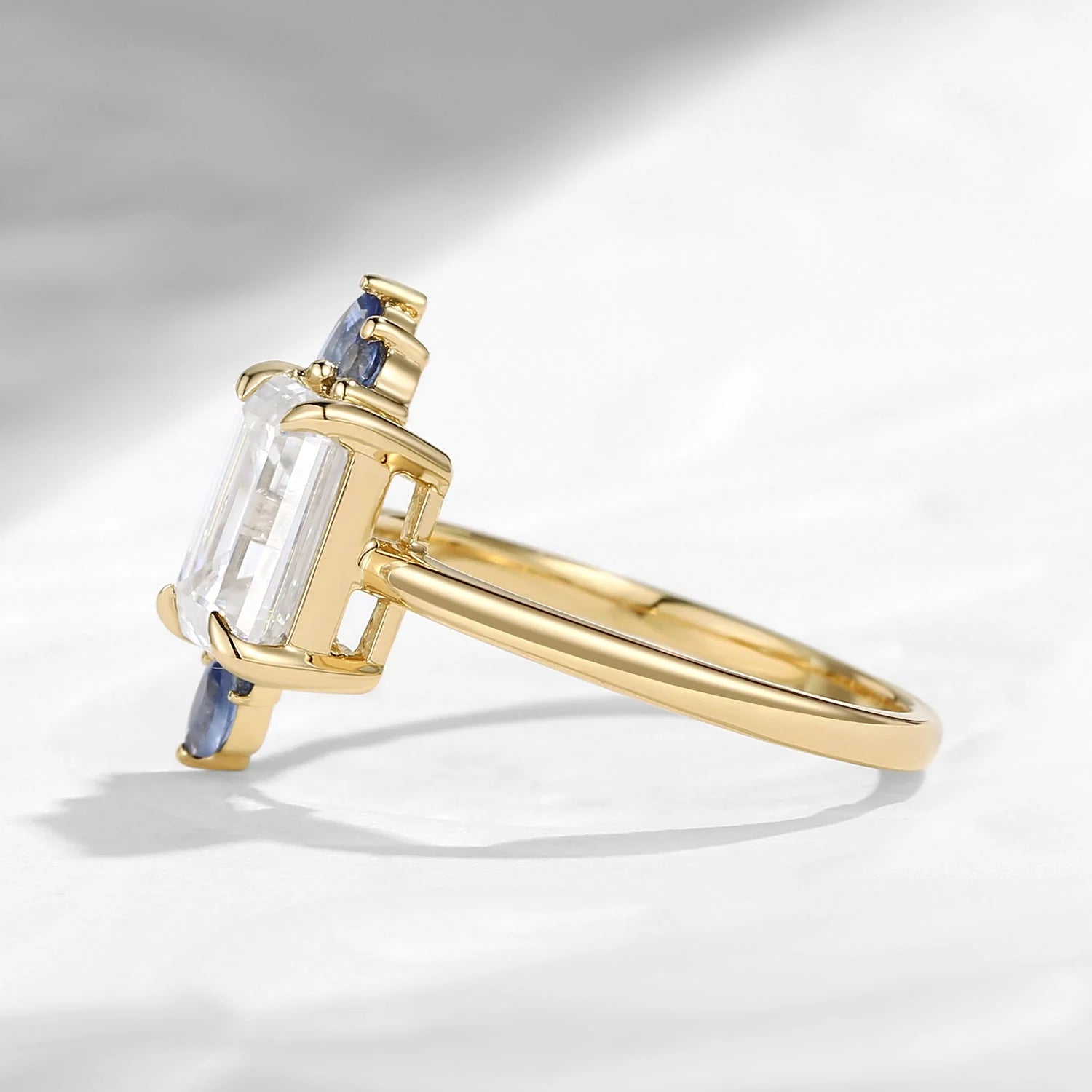 Bague Virelia Vintage en émeraude taillée en émeraude de laboratoire, motif branches entrelacées