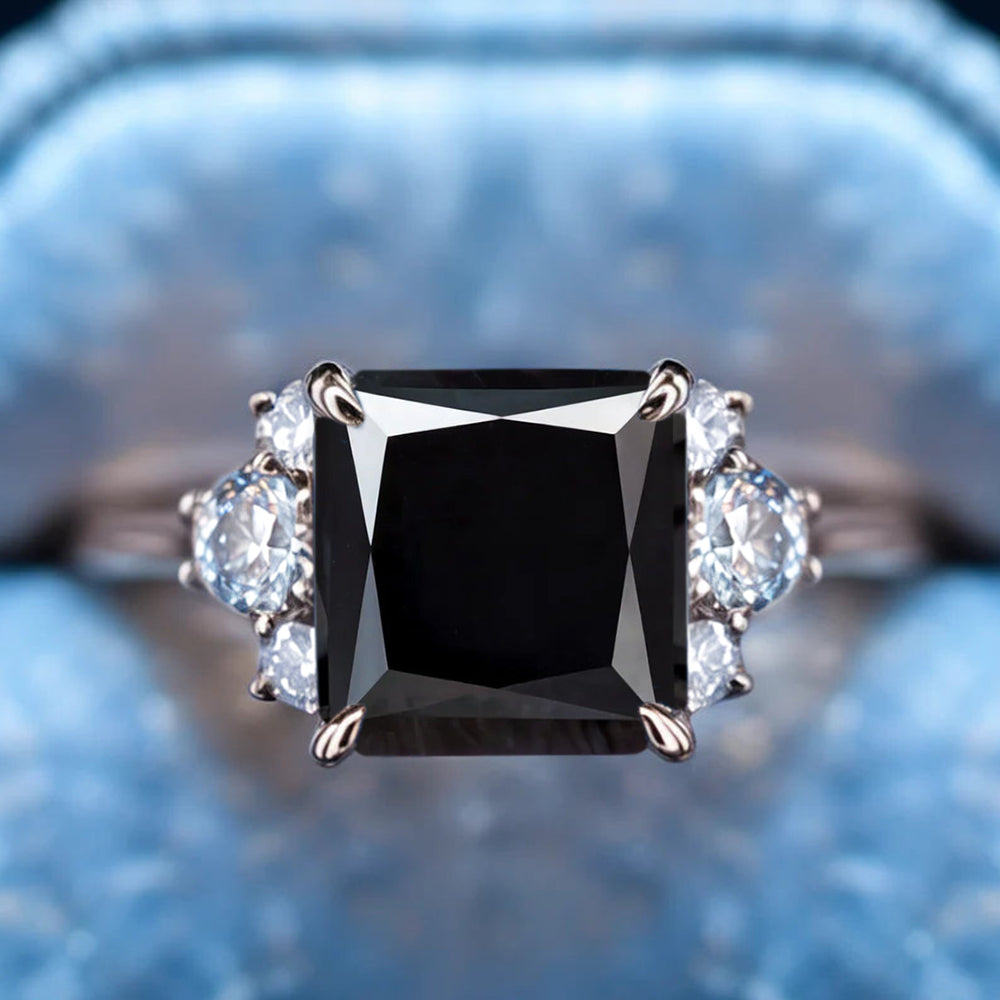 Der Ulissa Asscher Schliff Ring mit schwarzem Edelstein