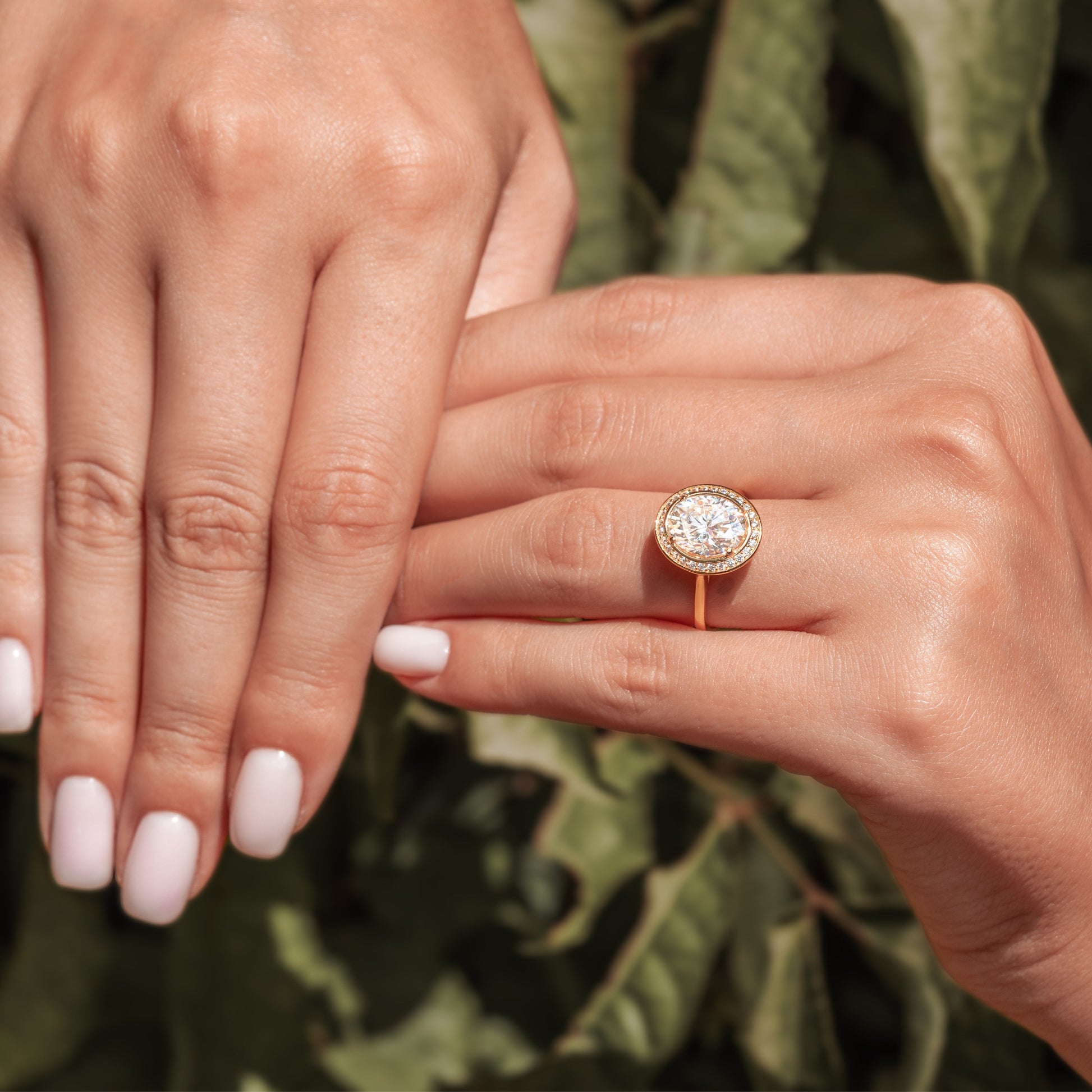 Der Elizabeth Oval Cut Halo Moissanit-Ring