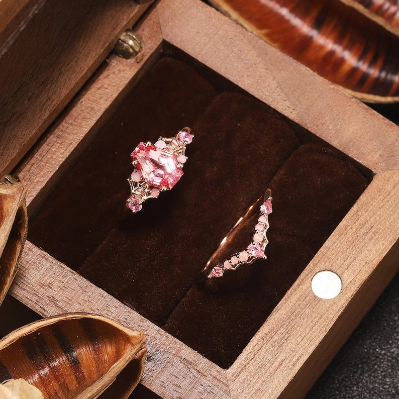 Virelia Vintage Ring mit smaragdgeschliffenem, verschlungenem Zweig und rosa Edelstein