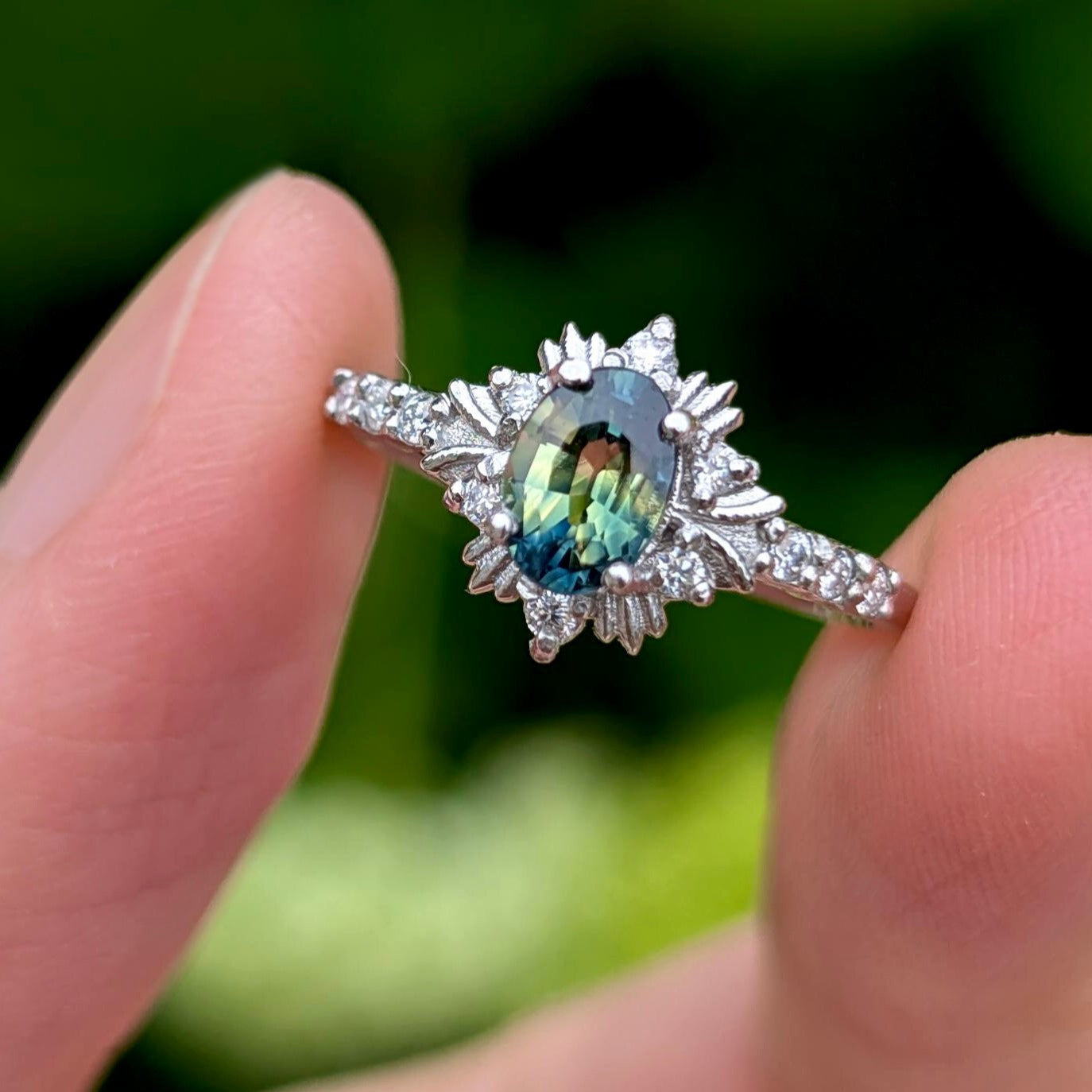 Verlobungsring mit ovalem Schliff, königlichem, leuchtend grünem Edelstein und Halo