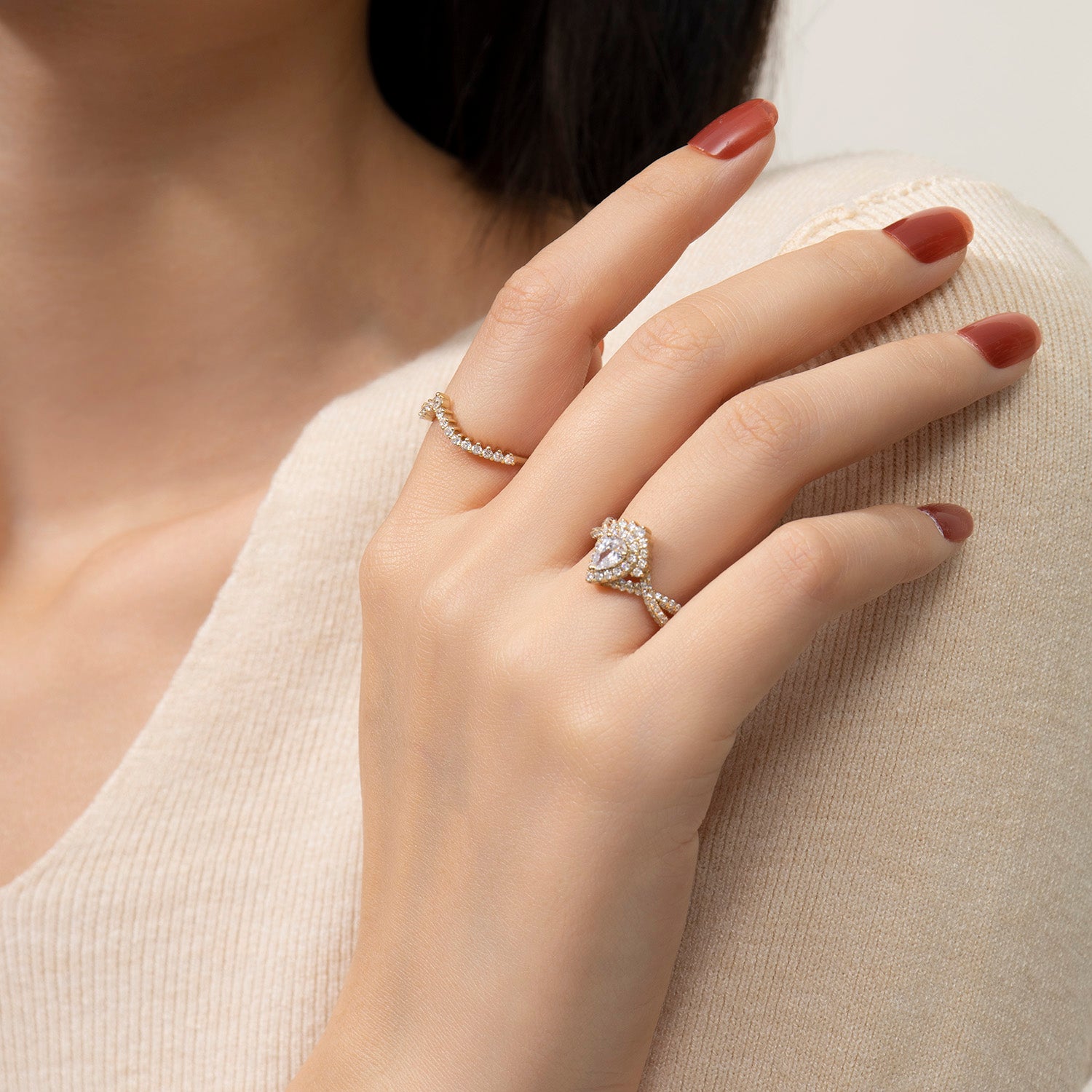 Dissoo® Birnenförmiger Halo-Moissanit-Verlobungsring mit gedrehter Pavé-Schnittkante und V-förmiger Moissanit-Ehering