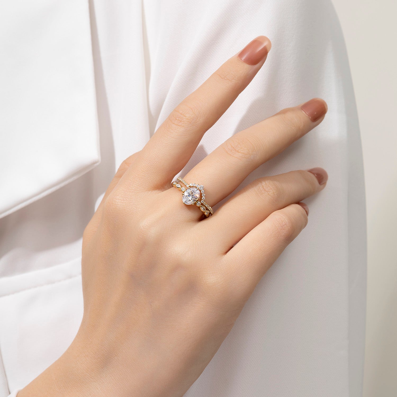 Bague de fiançailles Dissoo® Oval Versailles en moissanite et alliance pavée incurvée empilable