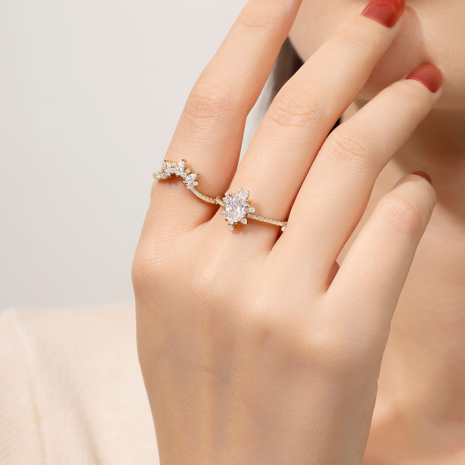 Dissoo® Birnenförmiger Moissanit-Verlobungsring mit floralem Muster und Semi-Eternity-Fassung sowie geschwungener Ehering mit Marquise-Akzent