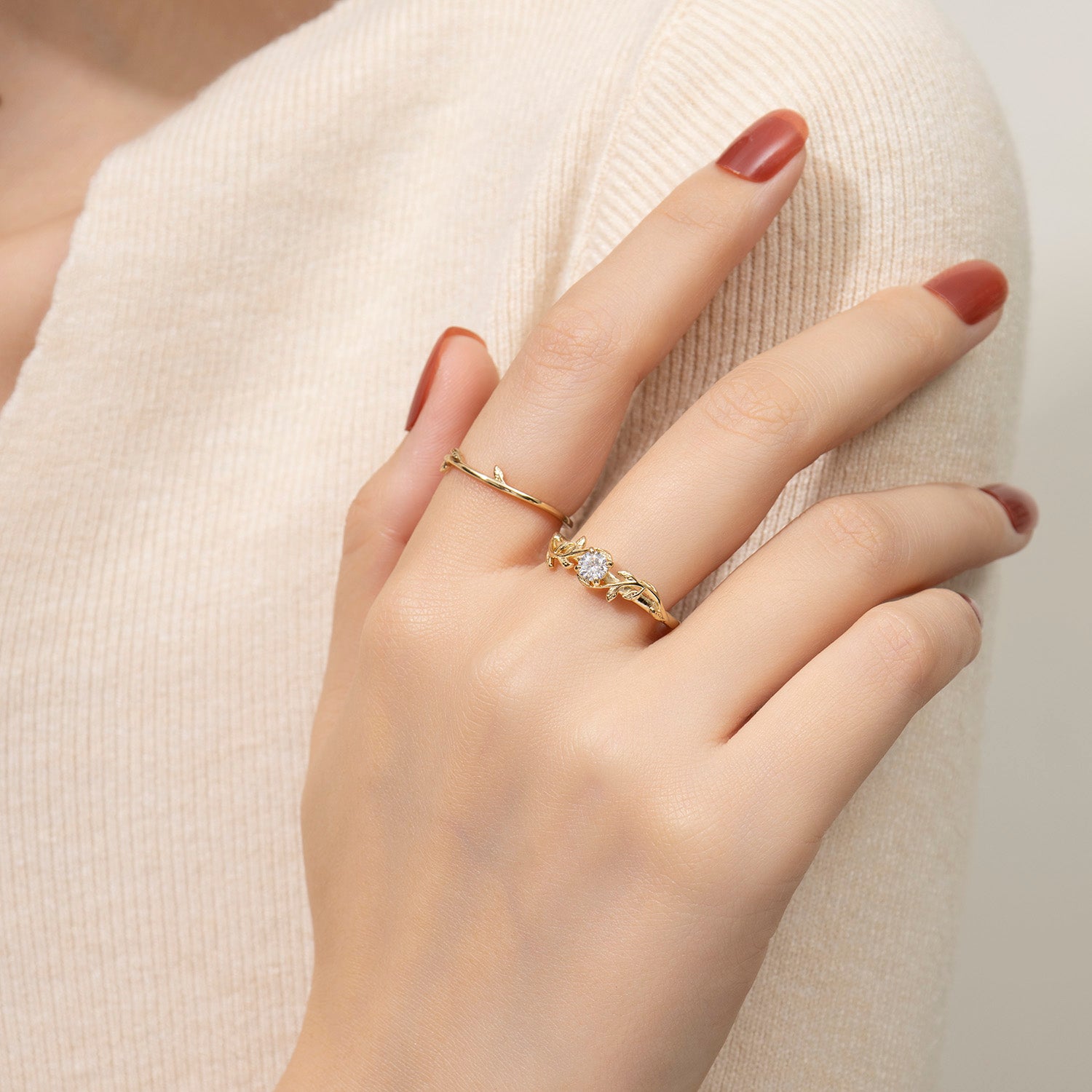 Bague de fiançailles Dissoo® en moissanite « Winding Willow » et alliance « Willing Twig ».