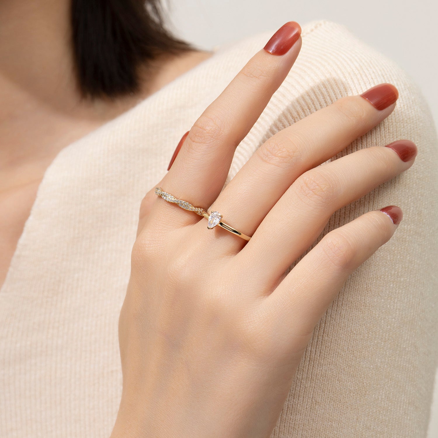 Dissoo® Gold Birnenförmiger Solitär-Moissanit-Verlobungsring und Crossover-Pavé-Ehering