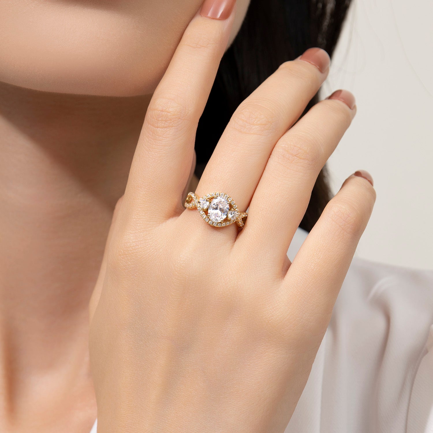 Bague de fiançailles Dissoo® en or ovale avec moissanite et anneau pavé torsadé.