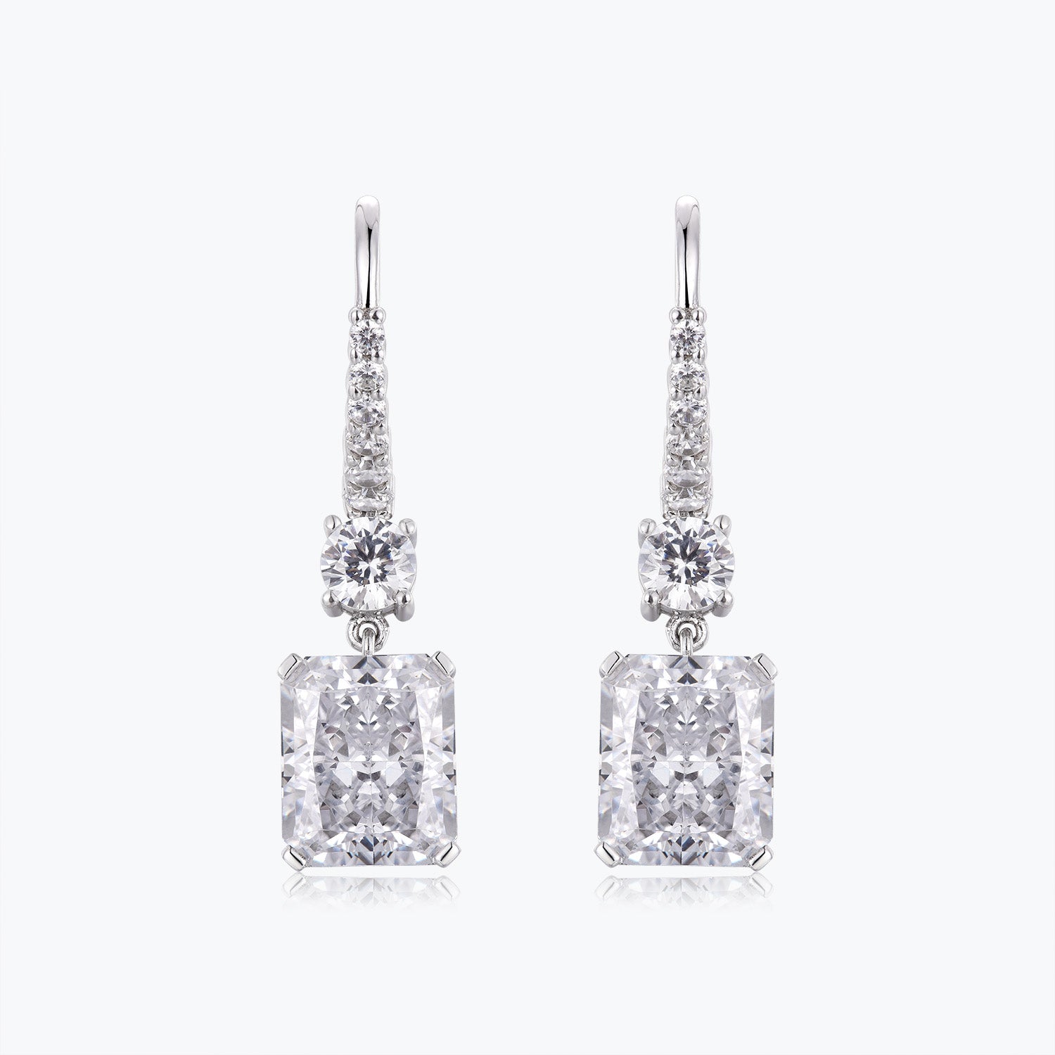 Boucles d'oreilles Dissoo® en argent sterling avec diamant de synthèse taille radiant et crochet en fil d'argent.