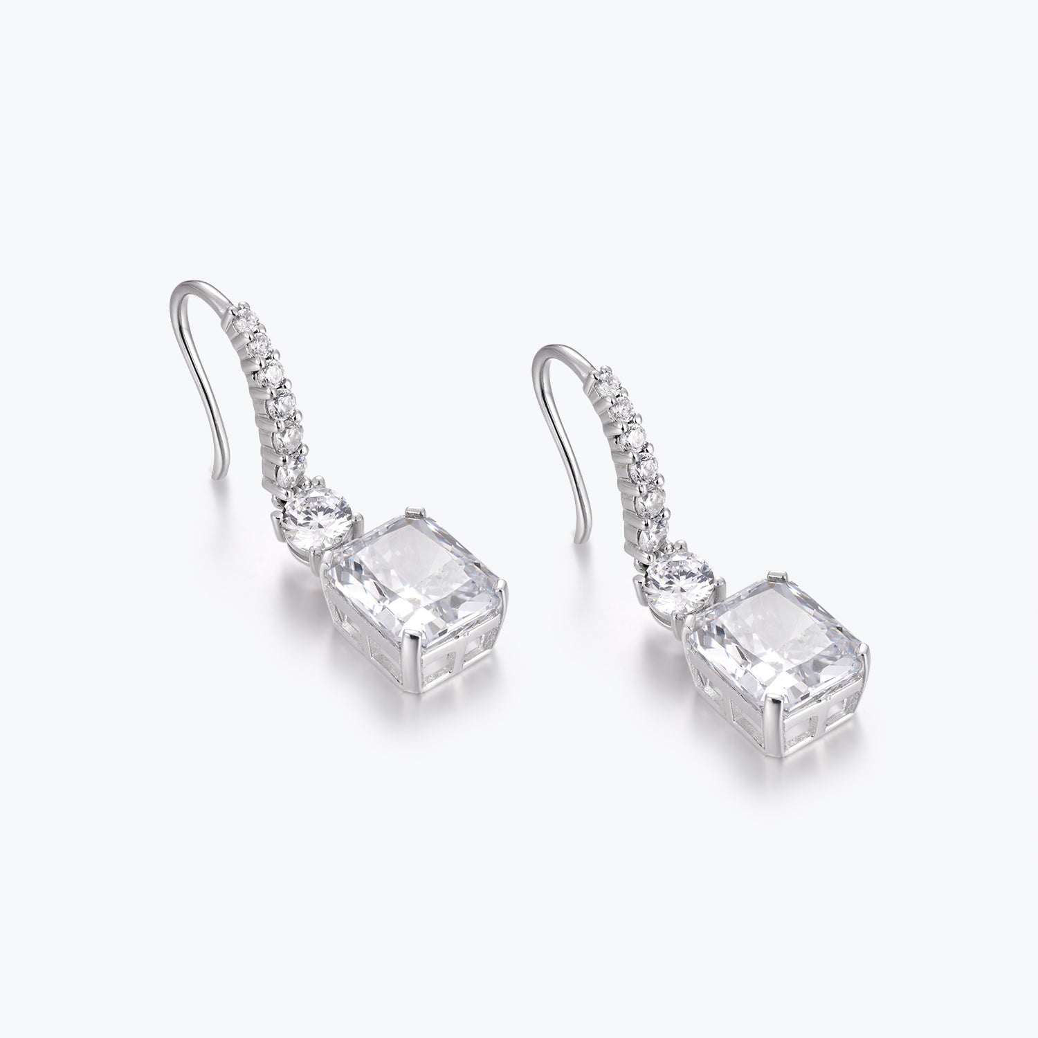 Boucles d'oreilles Dissoo® en argent sterling avec diamant de synthèse taille radiant et crochet en fil d'argent.