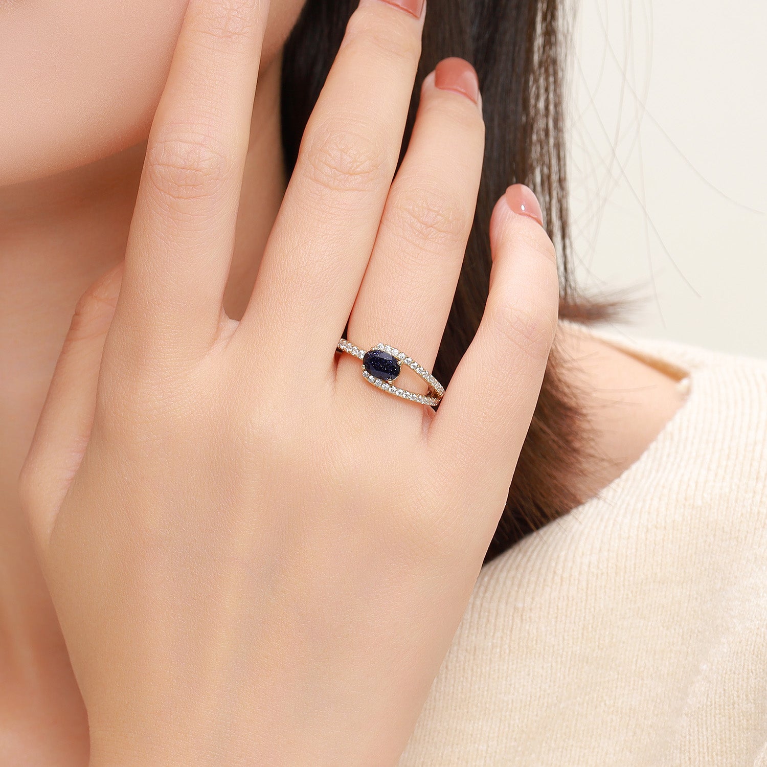 Bague de fiançailles Dissoo® en or ovale à anneau fendu sertie de pavé de pierres de soleil bleues