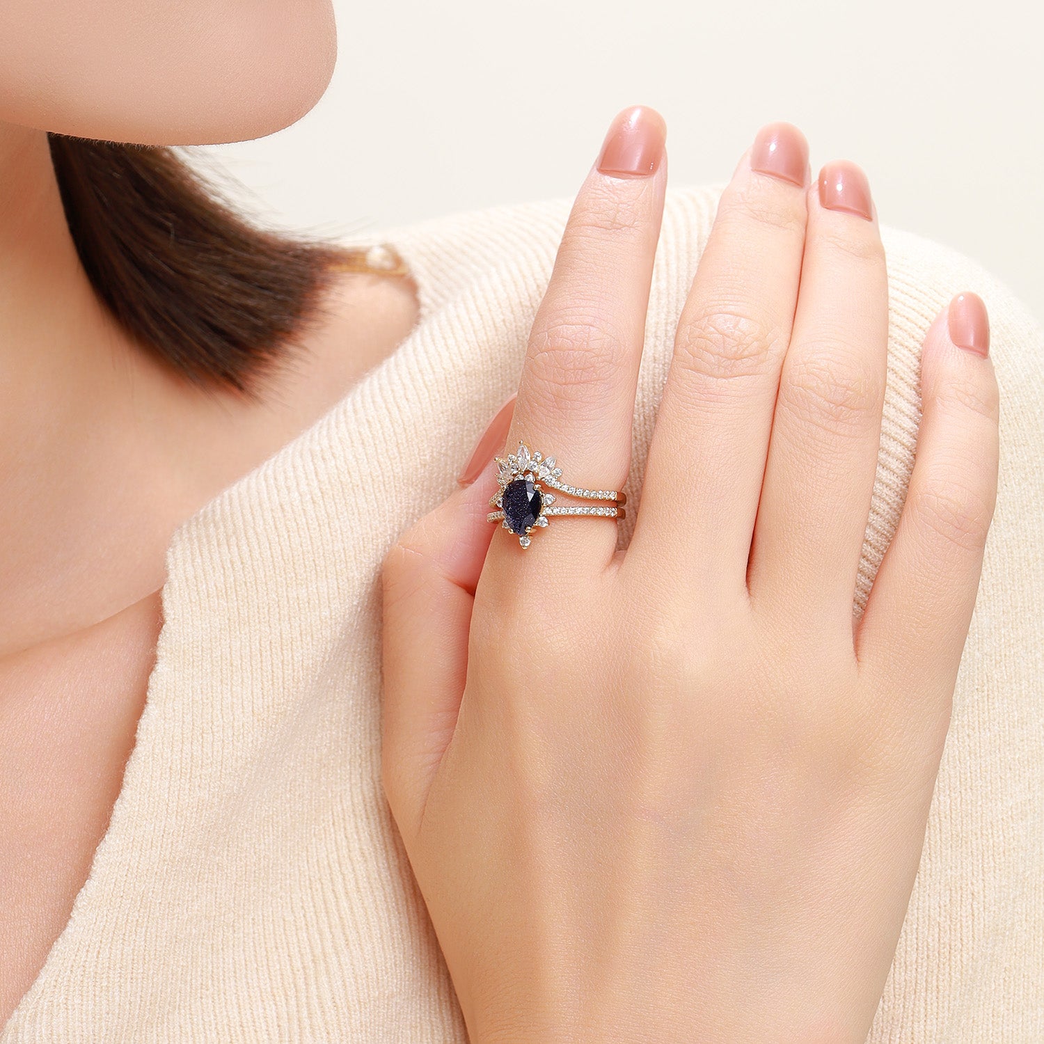 Dissoo® Birnenförmiger Verlobungsring mit floralem Muster, blauem Goldstein und gebogenem Pavé-Ring, stapelbar