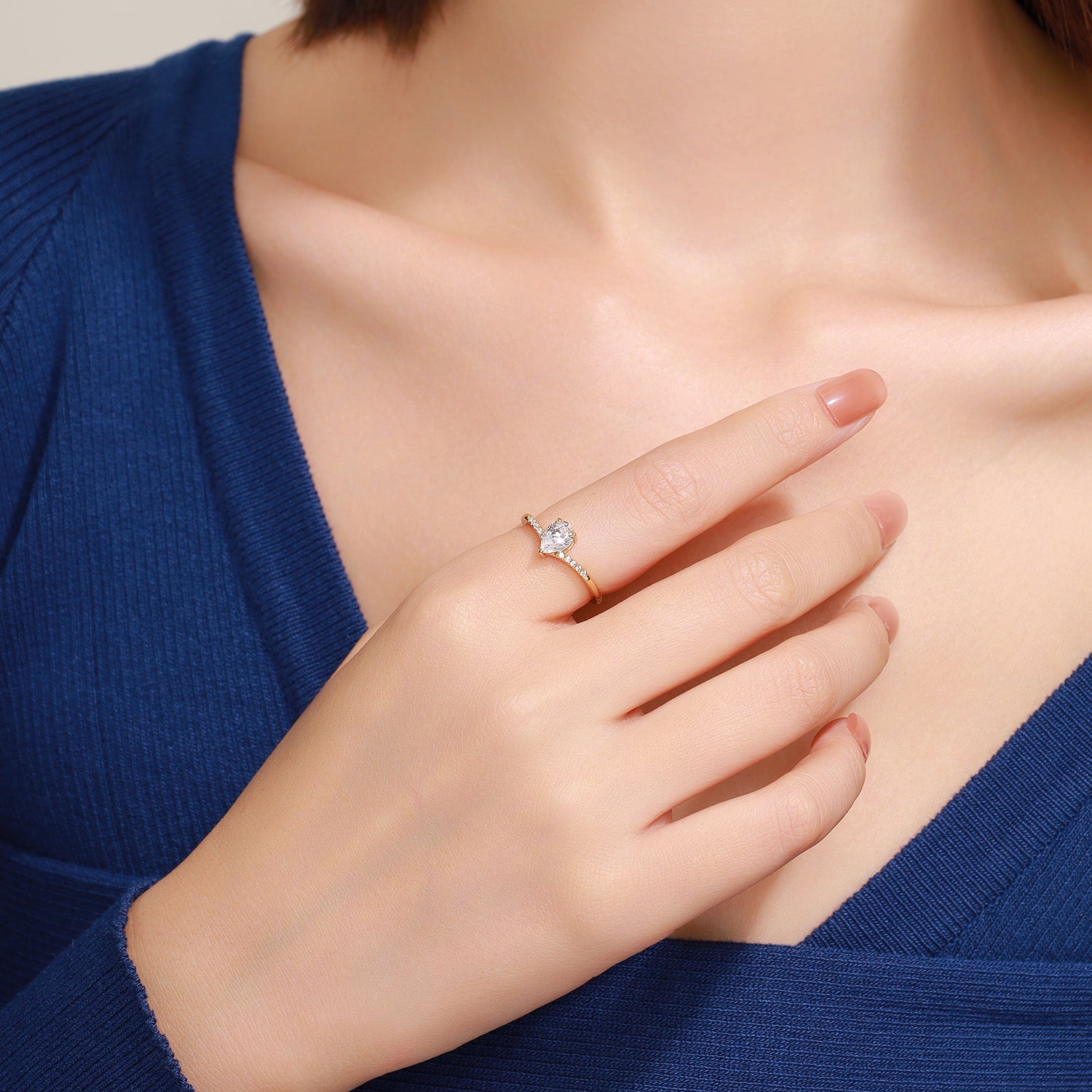 Bague de fiançailles avec bande pavée courbe en moissanite et poire en or Dissoo®