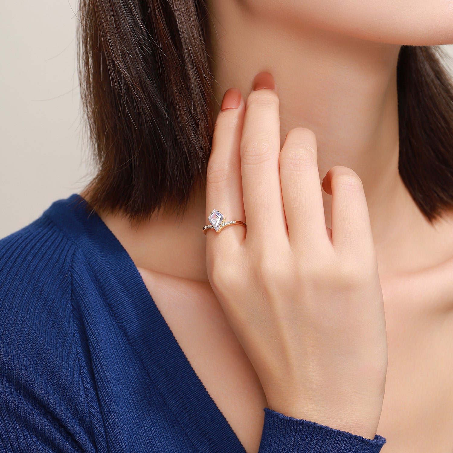 Bague de fiançailles avec bande pavée courbe en moissanite taille cerf-volant en or Dissoo®