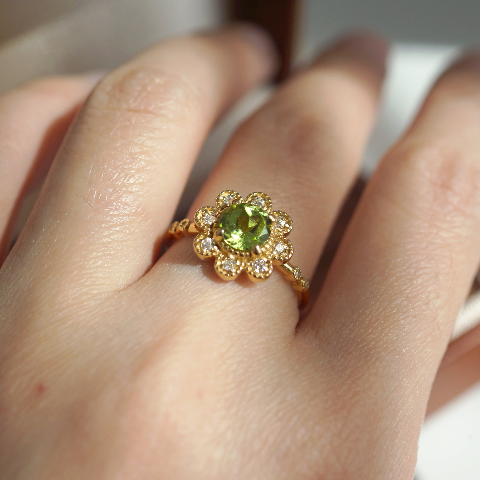 Bague de fiançailles avec pierre précieuse verte à taille ronde