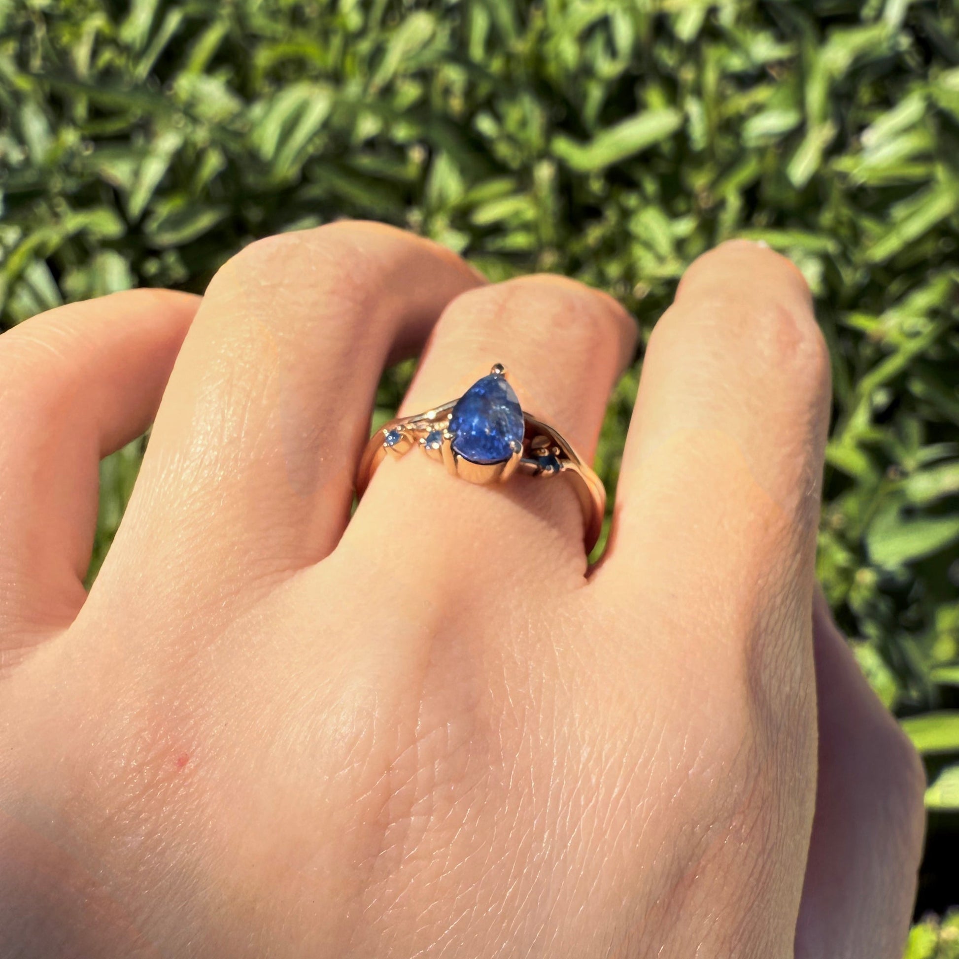 Athena Verlobungsring mit birnenförmigem königsblauem Edelstein