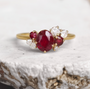 Bague de fiançailles délicate avec halo et pierre précieuse rouge taille ovale