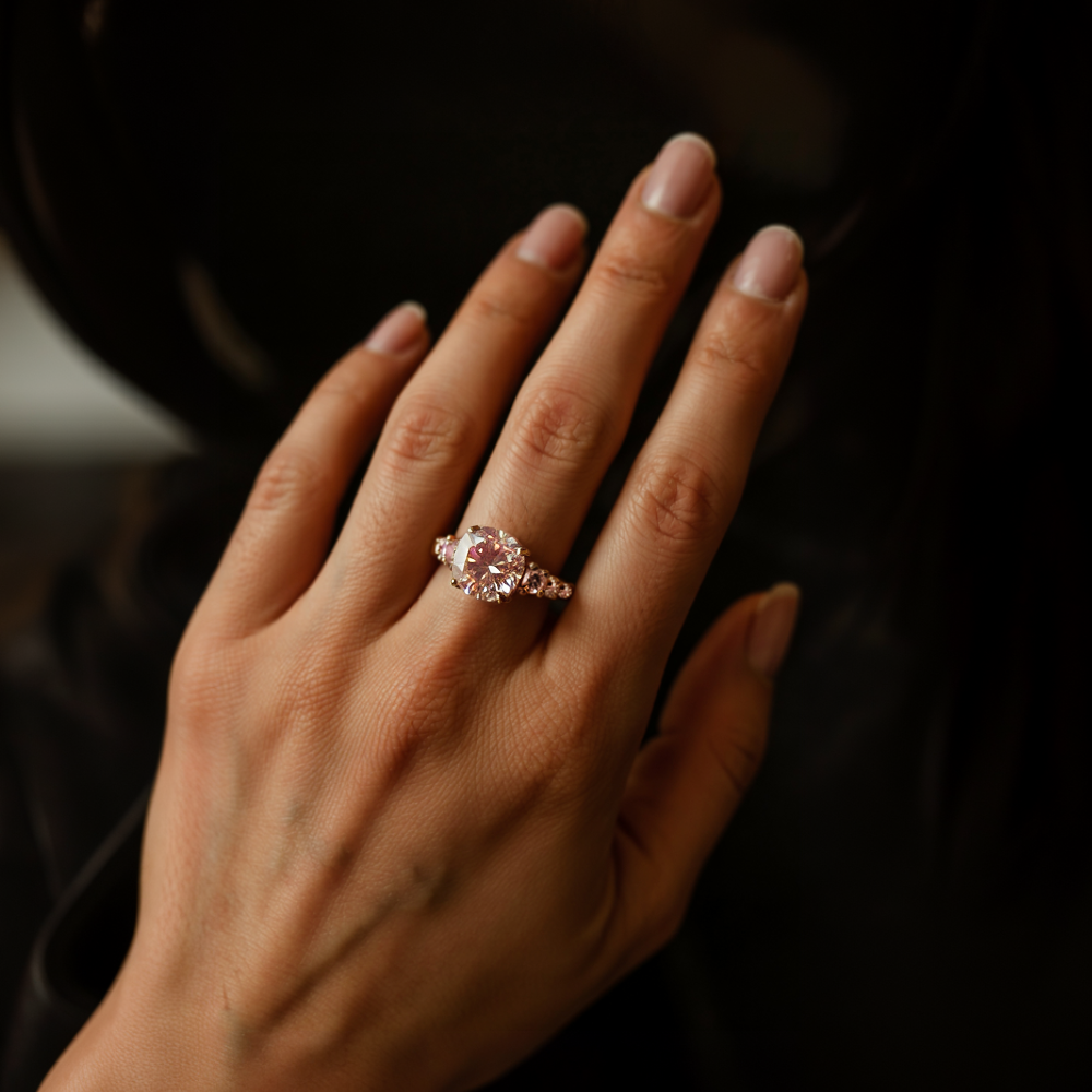 Nicolette Ring mit rundem rosa Edelstein