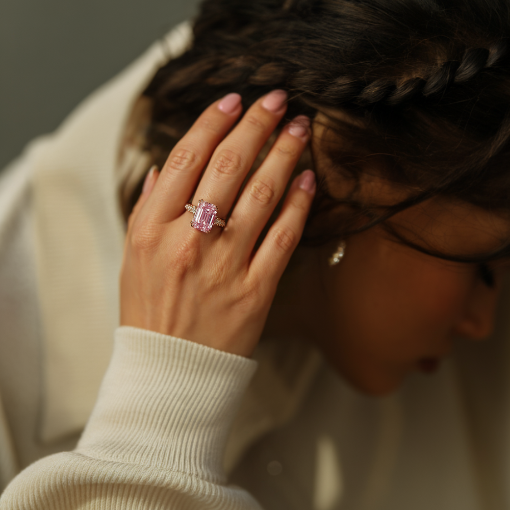 Camilla Smaragdschliff Ring mit rosa Edelstein
