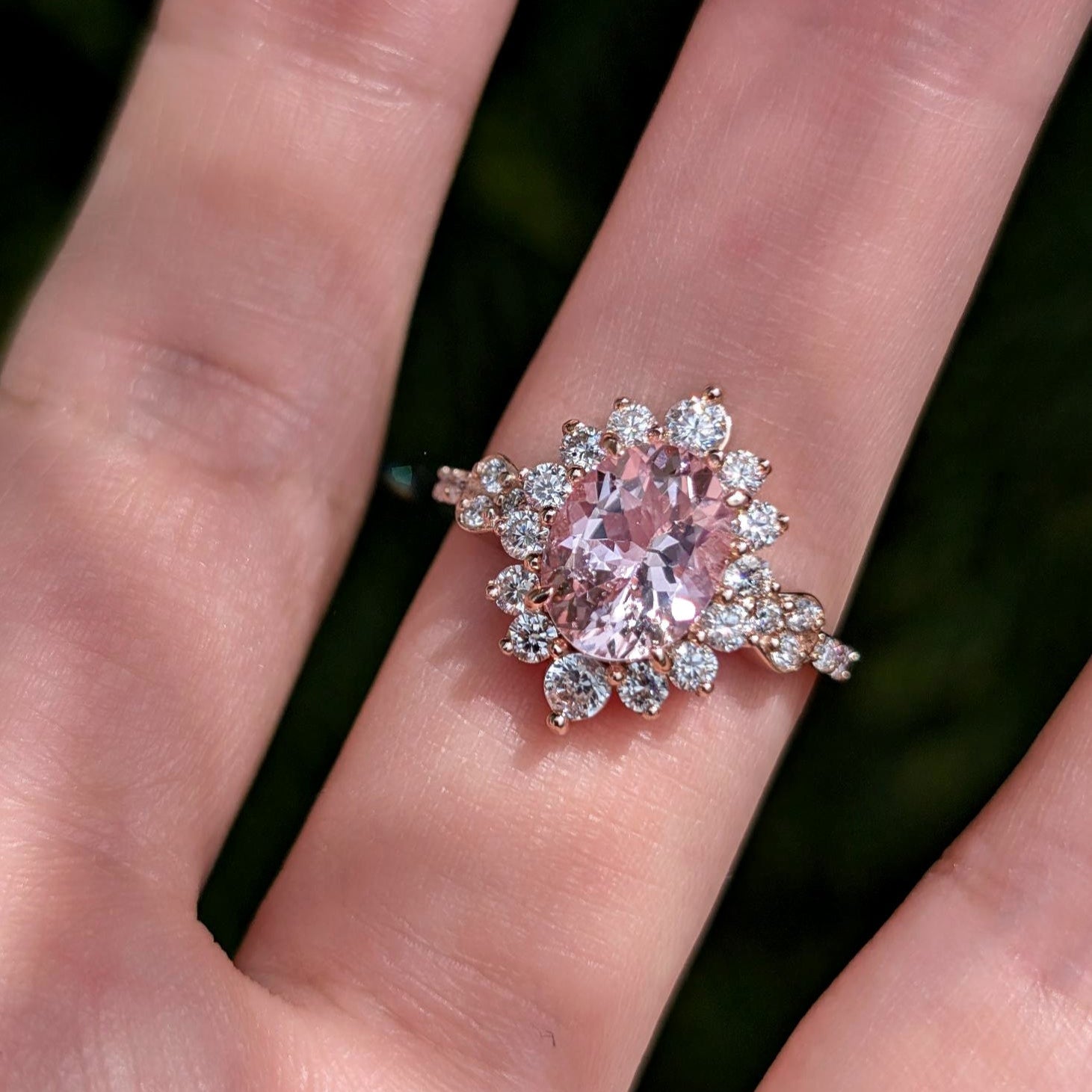 Verlobungsring mit ovalem, rosafarbenem Edelstein und Halo-Fassung von Aurora