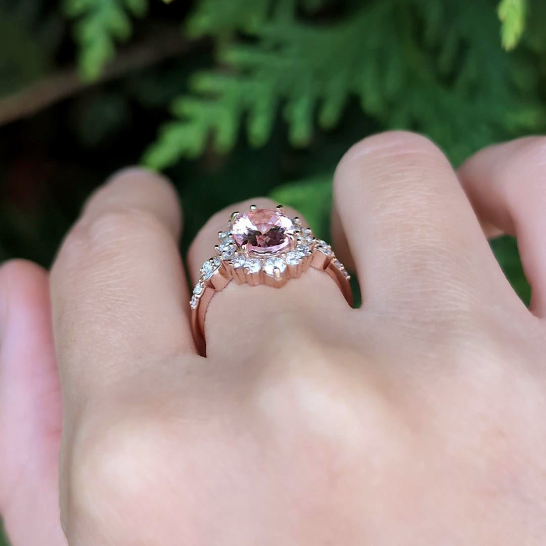 Verlobungsring mit ovalem, rosafarbenem Edelstein und Halo-Fassung von Aurora