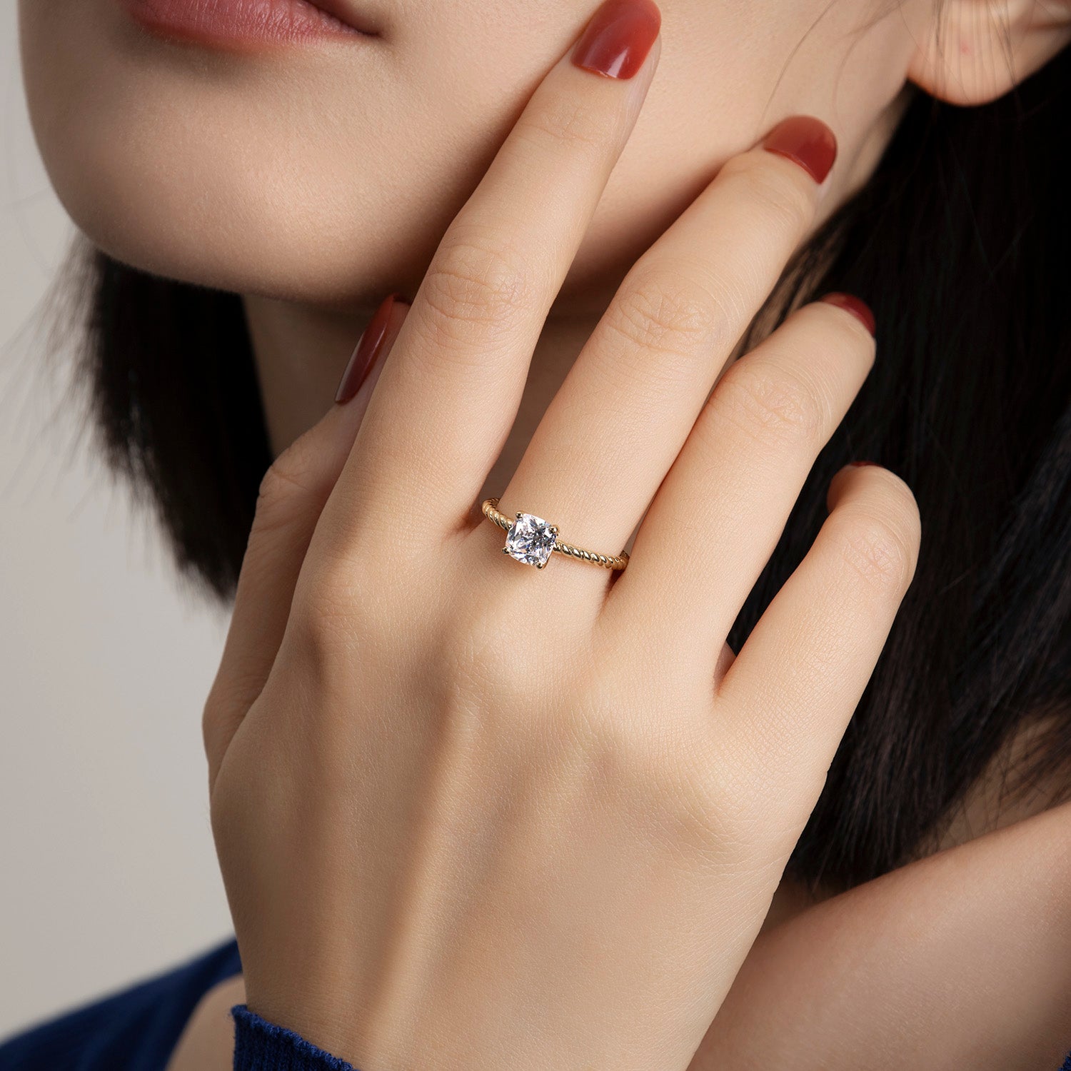 Bague de fiançailles solitaire torsadée Dissoo® en or jaune, taille coussin