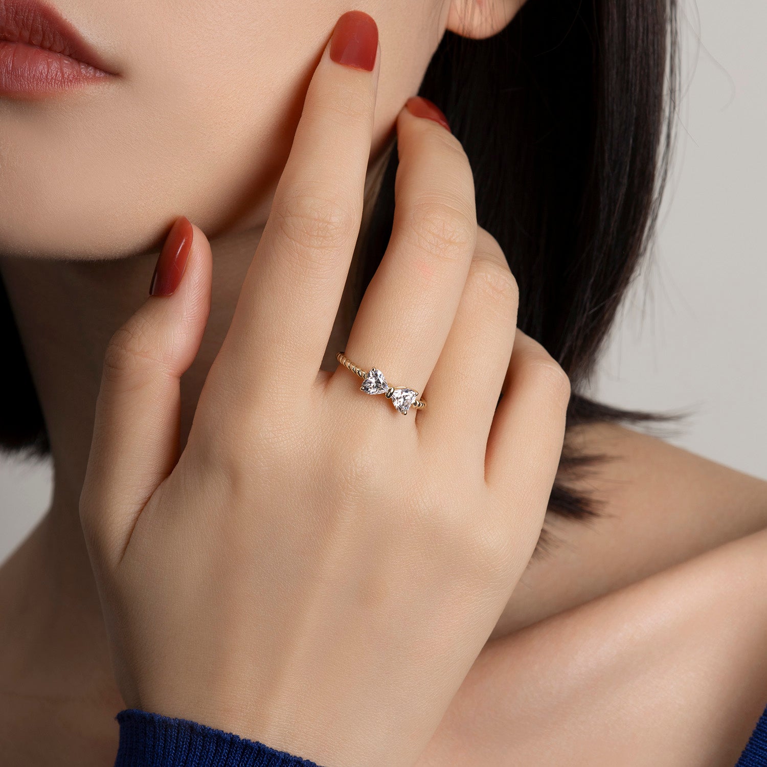 Bague de fiançailles/alliance Dissoo® en vermeil, ornée d'une moissanite taille cœur et d'un nœud papillon.