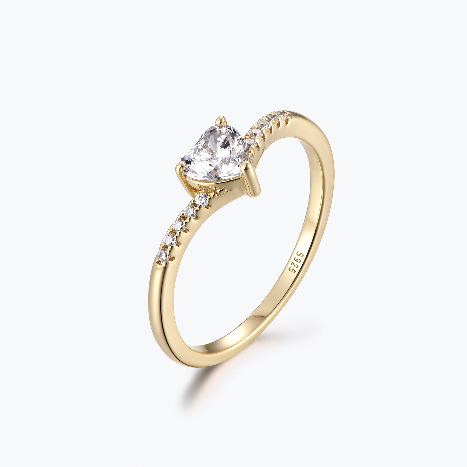 Dissoo® Verlobungsring mit 0,5 ct Moissanit im Herzschliff und Chevron-Ringschiene in Gold Vermeil
