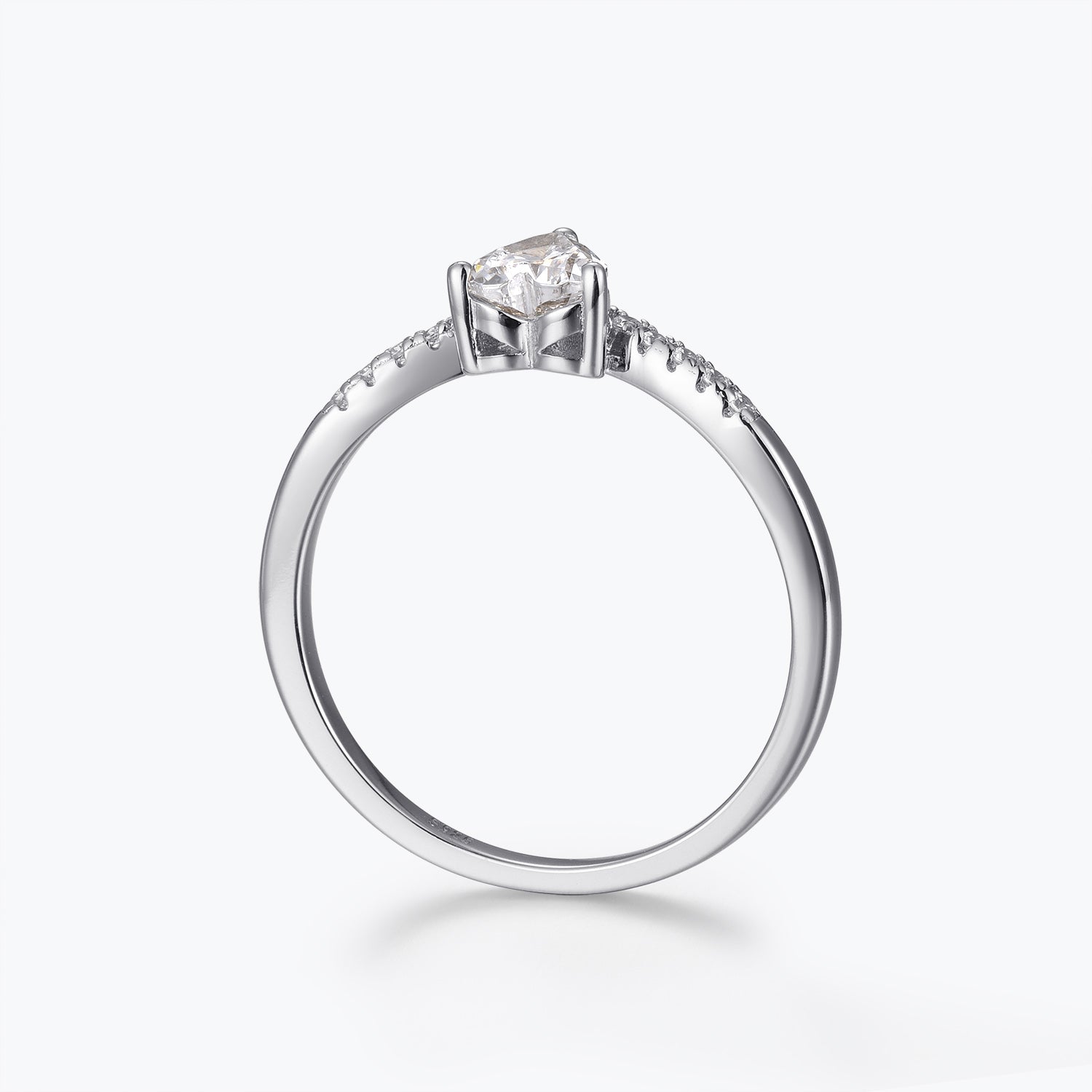 Dissoo® Verlobungsring mit 0,5 ct Moissanit im Herzschliff und Chevron-Ringschiene in Gold Vermeil