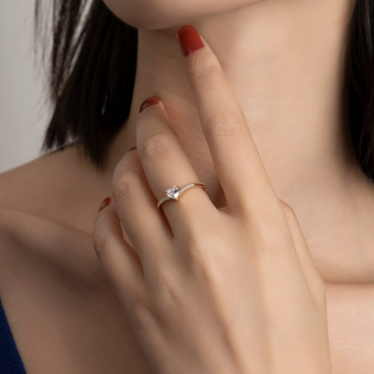 Dissoo® Verlobungsring mit 0,5 ct Moissanit im Herzschliff und Chevron-Ringschiene in Gold Vermeil