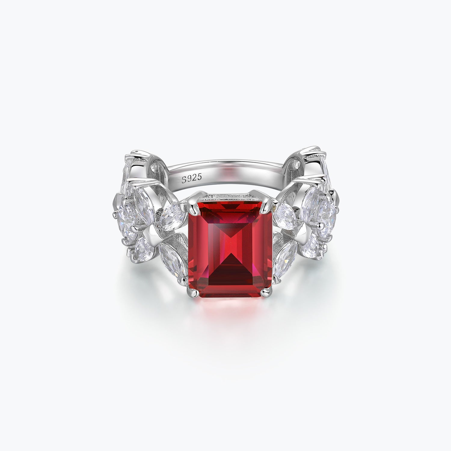 Bague cocktail Dissoo® en rubis taillé en émeraude et ornée d'un motif de feuilles en treillis.