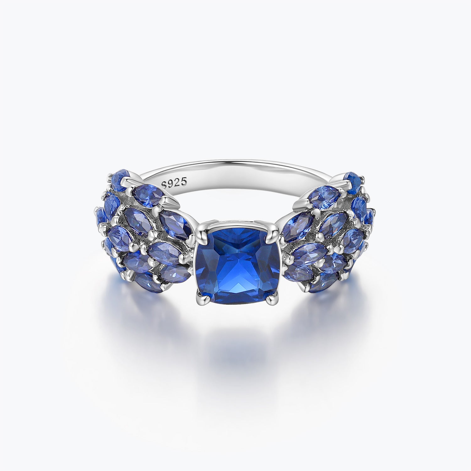 Bague de fiançailles et bague cocktail Dissoo® en saphir bleu taille coussin serti de plusieurs saphirs
