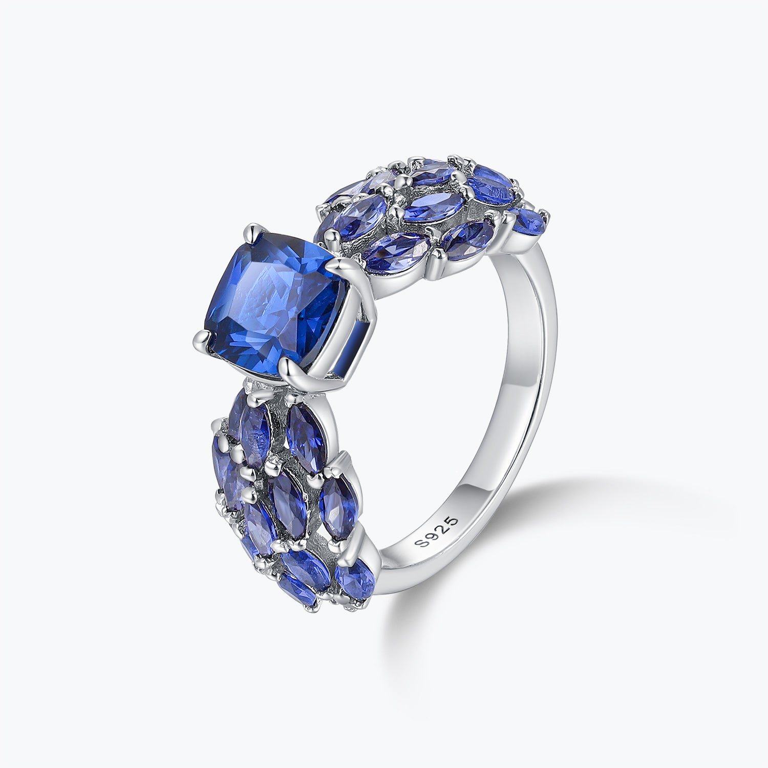 Bague de fiançailles et bague cocktail Dissoo® en saphir bleu taille coussin serti de plusieurs saphirs