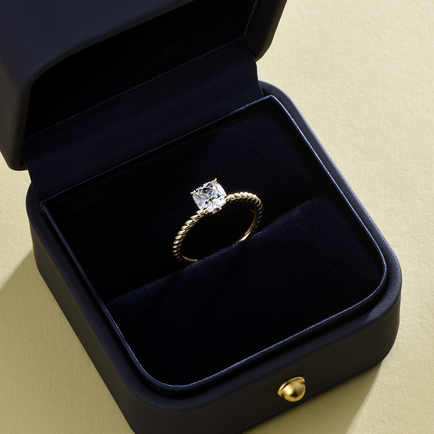 Bague de fiançailles solitaire torsadée Dissoo® en or jaune, taille coussin