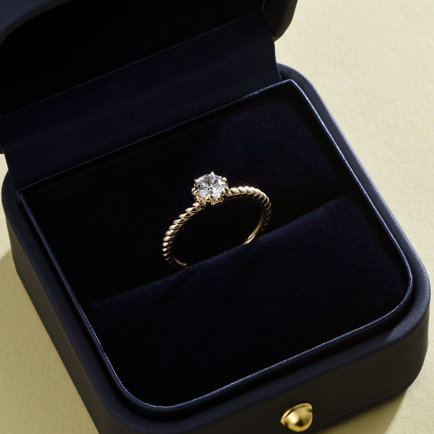 Bague de fiançailles solitaire Dissoo® en or jaune, taille ronde, sertie torsadée