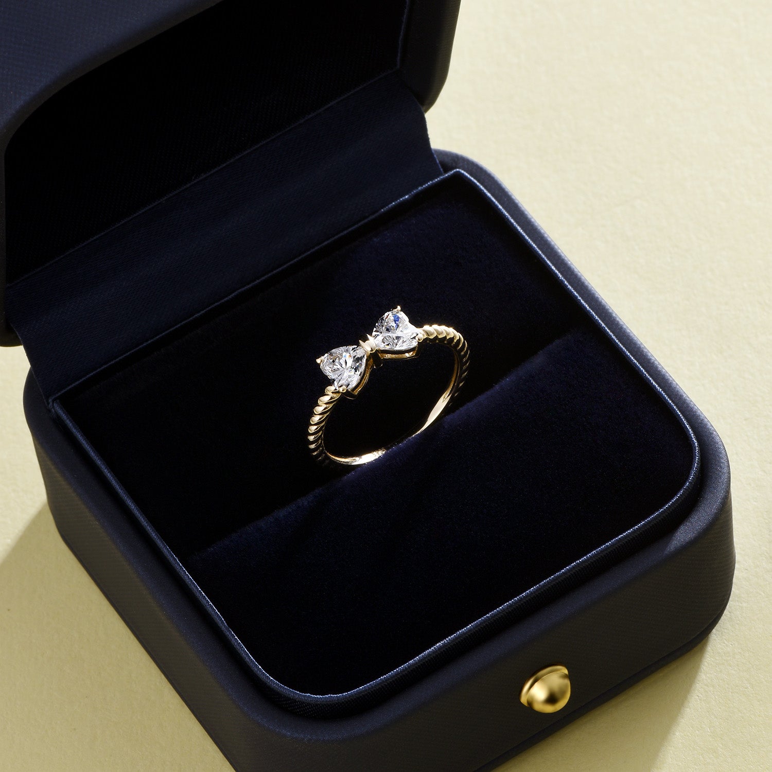 Bague de fiançailles/alliance Dissoo® en vermeil, ornée d'une moissanite taille cœur et d'un nœud papillon.