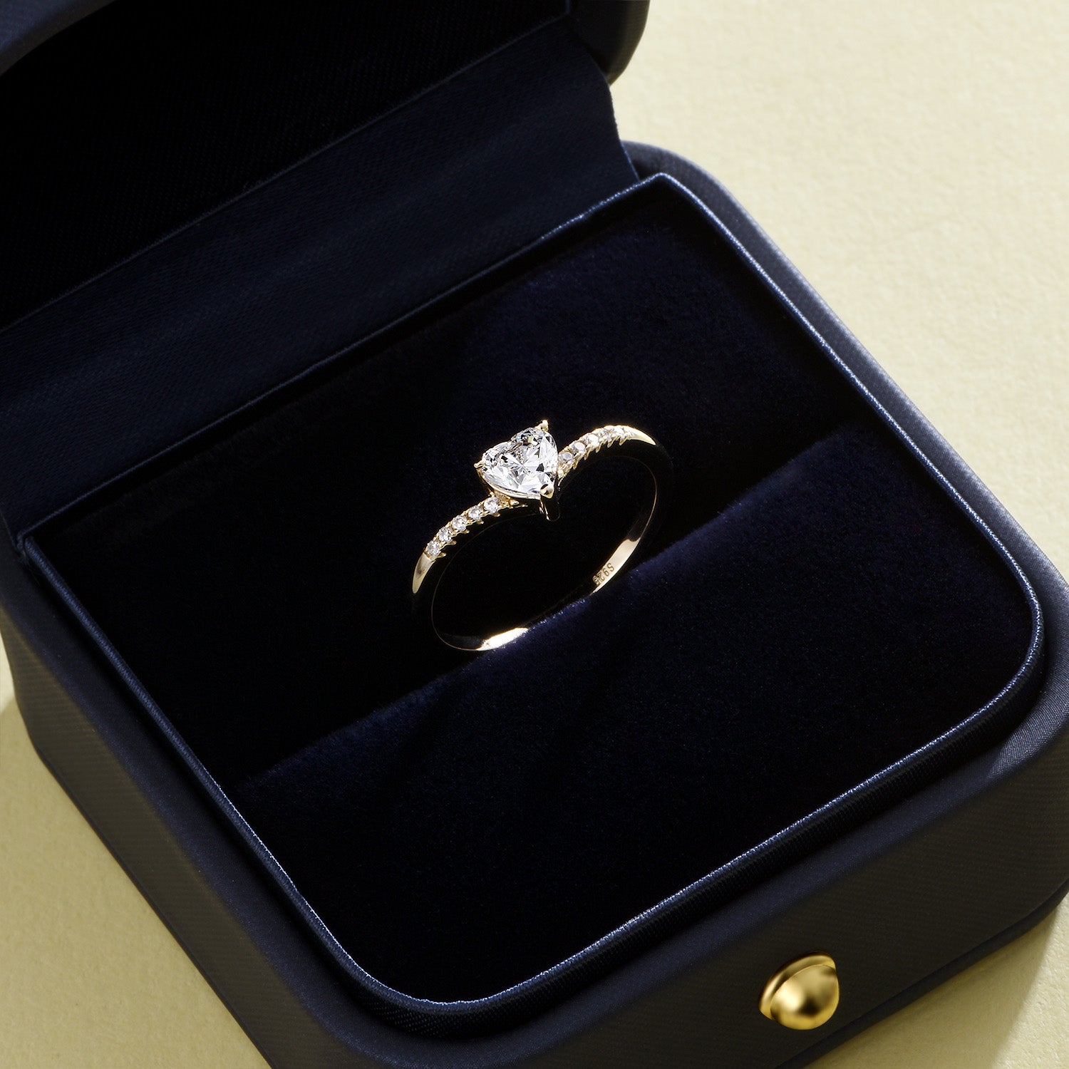 Dissoo® Verlobungsring mit 0,5 ct Moissanit im Herzschliff und Chevron-Ringschiene in Gold Vermeil