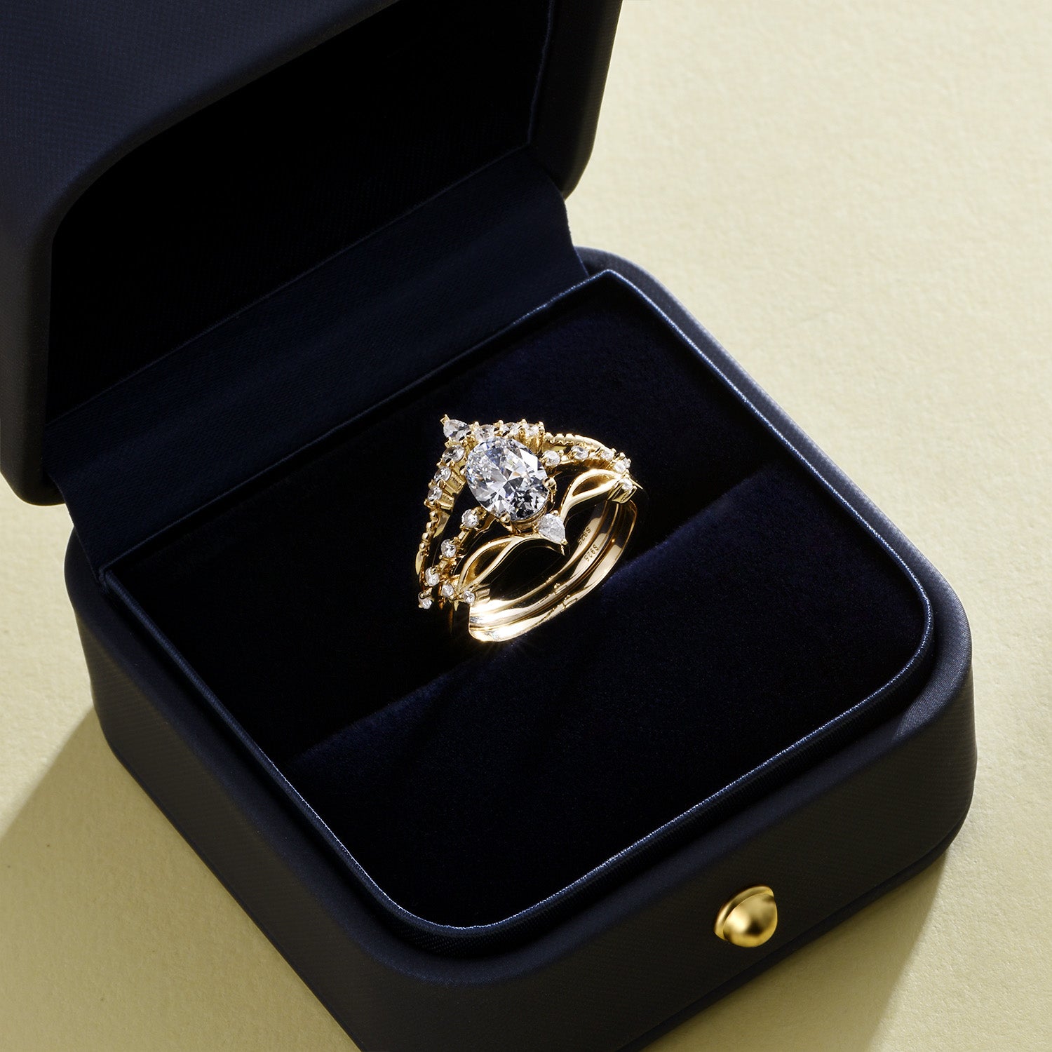 Ensemble de mariage trois pièces Dissoo® avec pierres latérales en moissanite ovale de 1,5 ct